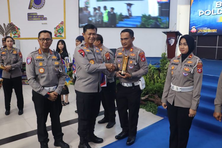 Direktorat Lalu Lintas (Ditlantas) Polda Kalimantan Tengah menggelar acara syukuran dalam rangka Hari Lalu Lintas Bhayangkara ke-70, yang dilaksanakan di Graha Bhayangkara Mapolda Setempat, Senin (22/9/2025) pagi.