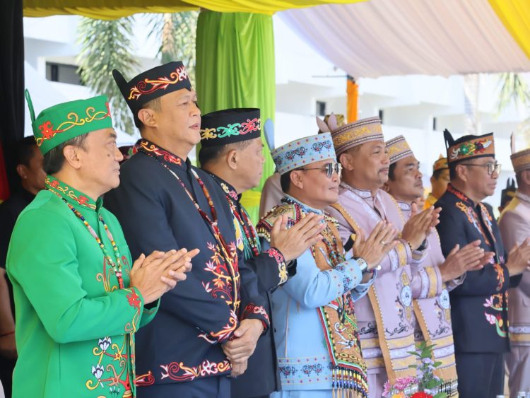 Kapolda Kalimantan Tengah (Kalteng) Irjen Pol Iwan Kurniawan, S.I.K., M.Si. turut menghadiri Upacara Hari Jadi Kabupaten Barito Selatan (Barsel) yang ke-66, tahun 2025, bertempat di halaman Kantor Bupati setempat, Selasa (23/9/2025) pagi.