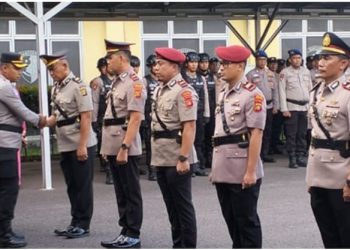 Kapolres Ogan Komering Ilir (OKI) AKBP Eko Rubiyanto, SH Sik MH memimpin langsung upacara serah terima jabatan (Sertijab) sejumlah pejabat utama dan Kapolsek jajaran, acara berlangsung di halaman Mapolres OKI, Selasa (23/9/2025)