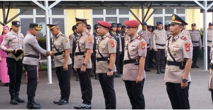 Kapolres Ogan Komering Ilir (OKI) AKBP Eko Rubiyanto, SH Sik MH memimpin langsung upacara serah terima jabatan (Sertijab) sejumlah pejabat utama dan Kapolsek jajaran, acara berlangsung di halaman Mapolres OKI, Selasa (23/9/2025)
