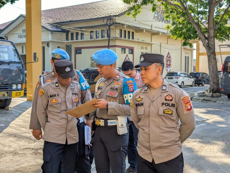 Waspers dilakukan oleh para personel Sipropam dengan mengecek absensi dan kelengkapan personel saat berlangsungnya Apel Satfung di Mapolresta Palangka Raya, Jalan Tjilik Riwut Km. 3,5 Kota Palangka Raya, Kalimantan Tengah.