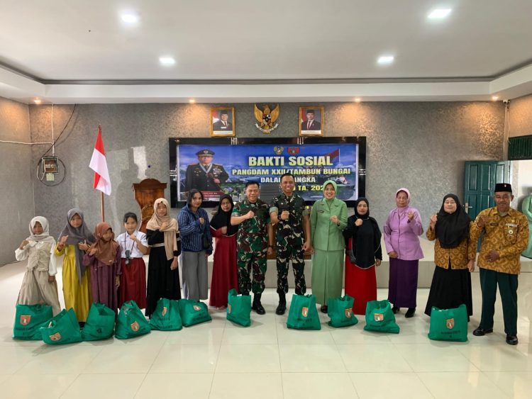 Pangdam XXII/Tambun Bungai Mayjen TNI Zainul Arifin, S.A.P., M.Sc. memberikan pengarahan langsung kepada Prajurit Kodim 1012/Buntok dan Persit Kodim 1012/Buntok dan Bakti Sosial Pangdam XXII/Tambun Bungai Dalam Rangka HUT TNI Ke-80 Ta.2025, Bertempat di Aula Makodim 1012/Buntok, Jalan Pelita Raya, Kelurahan Hilir Sper, Kecamatan Dusun Selatan, Kabupaten Barito Selatan, Pada hari Selasa (23/09/25).