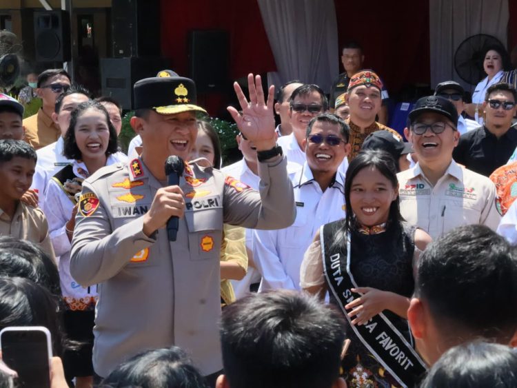 Pangdam XXII/Tambun Bungai dan Kabinda, Kapolda Irjen Pol Iwan Kurniawan, S.I.K., M.Si. berkesempatan peninjauan program Makan Bergizi Gratis (MBG) bagi anak-anak di Kab. Barito Selatan (Barsel).