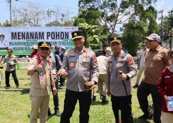 Pangdam XXII/Tambun Bungai dan Kabinda, Kapolda Kalteng Irjen Pol Iwan Kurniawan, S.I.K., M.Si. menghadiri penanaman pohon dan pelepasan bibit ikan bertempat di Taman Rusa, Buntok, Rabu (24/9/2025) siang.