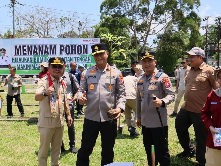 Pangdam XXII/Tambun Bungai dan Kabinda, Kapolda Kalteng Irjen Pol Iwan Kurniawan, S.I.K., M.Si. menghadiri penanaman pohon dan pelepasan bibit ikan bertempat di Taman Rusa, Buntok, Rabu (24/9/2025) siang.