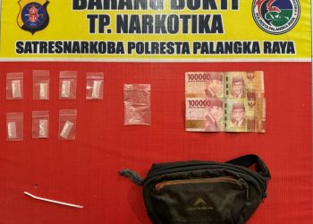 Dari hasil penggeledahan, polisi menemukan tujuh paket sabu dengan berat kotor sekitar 1,45 gram, yang disimpan di dalam sebuah tas pinggang merek Eiger warna hitam. Selain itu, diamankan juga uang tunai Rp200.000 yang diduga hasil penjualan sabu, satu plastik klip, dan satu sendok sabu.