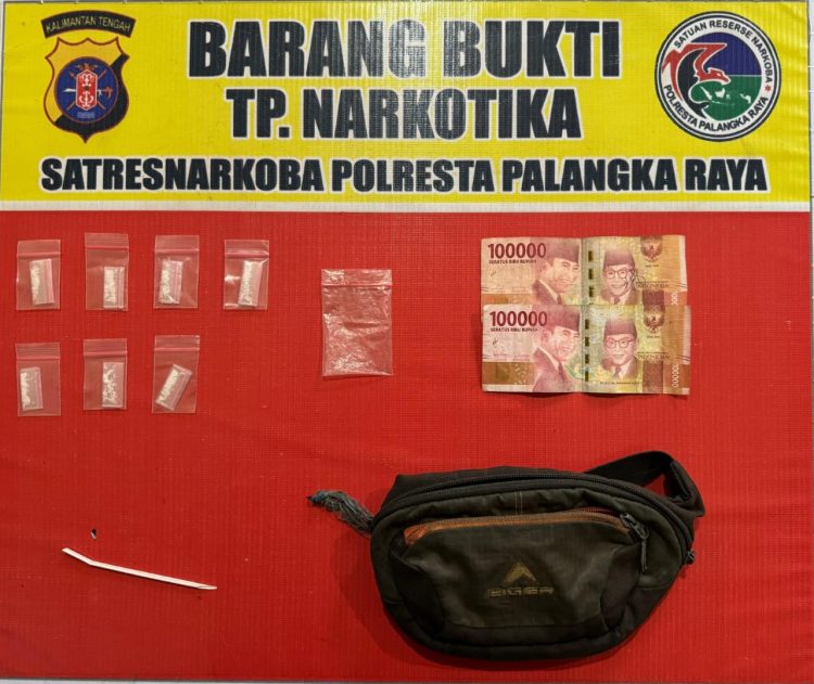 Dari hasil penggeledahan, polisi menemukan tujuh paket sabu dengan berat kotor sekitar 1,45 gram, yang disimpan di dalam sebuah tas pinggang merek Eiger warna hitam. Selain itu, diamankan juga uang tunai Rp200.000 yang diduga hasil penjualan sabu, satu plastik klip, dan satu sendok sabu.