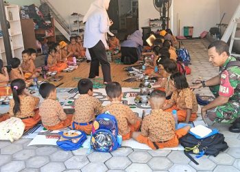 Babinsa 1016 -01 / Pahandut Kodim 1016 / Palangka Raya Serma Eko Wijaya melaksanakan pendampingan pembagian Makan Bergizi Gratis di TK Kaharap serta PAUD jalan Temanggung Tilung XIX , Kelurahan Menteng Kecamatan Jekan Raya, Palangka Raya Provinsi Kalimantan Tengah, Rabu (24/9/2025).