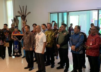 Personel Polresta Palangka Raya melaksanakan pengamanan dalam rangka kunjungan kerja Menteri Koperasi RI, Dr. Ferry Joko Juliantono, S.E., Ak., M.Si., yang tiba di Bandara Tjilik Riwut, Kamis (25/9/2025).