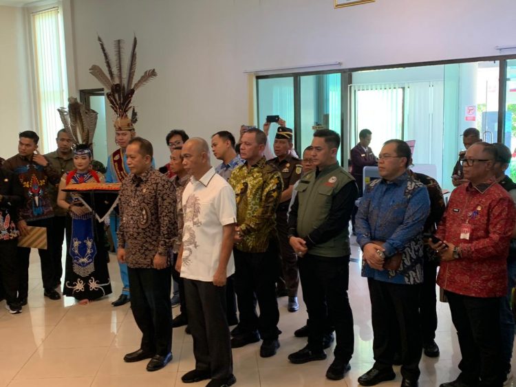 Personel Polresta Palangka Raya melaksanakan pengamanan dalam rangka kunjungan kerja Menteri Koperasi RI, Dr. Ferry Joko Juliantono, S.E., Ak., M.Si., yang tiba di Bandara Tjilik Riwut, Kamis (25/9/2025).