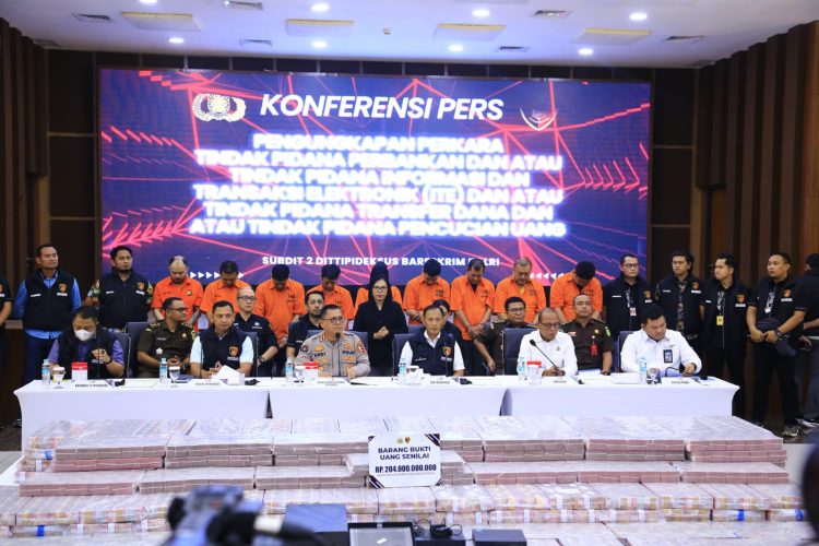 Dirtipideksus Bareskrim Polri Brigjen Pol. Helfi Assegaf dalam Konferensi Pers