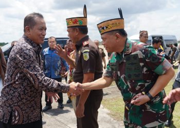 Pangdam XXII/Tambun Bungai, Mayjen TNI Zainul Arifin, S.A.P., M.Sc., sambut kedatangan Menteri Koperasi (Menkop) Republik Indonesia Ferry Joko Juliantono bersama Jaksa Agung Muda Intelijen (JAM-Intel) Republik Indonesia Reda Manthovani, bertempat di VIP Room Isen Mulang Bandara Tjilik Riwut, Palangka Raya. Kamis 25/9/2025.