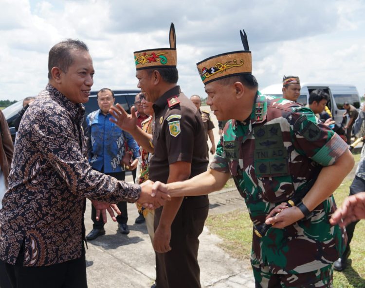 Pangdam XXII/Tambun Bungai, Mayjen TNI Zainul Arifin, S.A.P., M.Sc., sambut kedatangan Menteri Koperasi (Menkop) Republik Indonesia Ferry Joko Juliantono bersama Jaksa Agung Muda Intelijen (JAM-Intel) Republik Indonesia Reda Manthovani, bertempat di VIP Room Isen Mulang Bandara Tjilik Riwut, Palangka Raya. Kamis 25/9/2025.