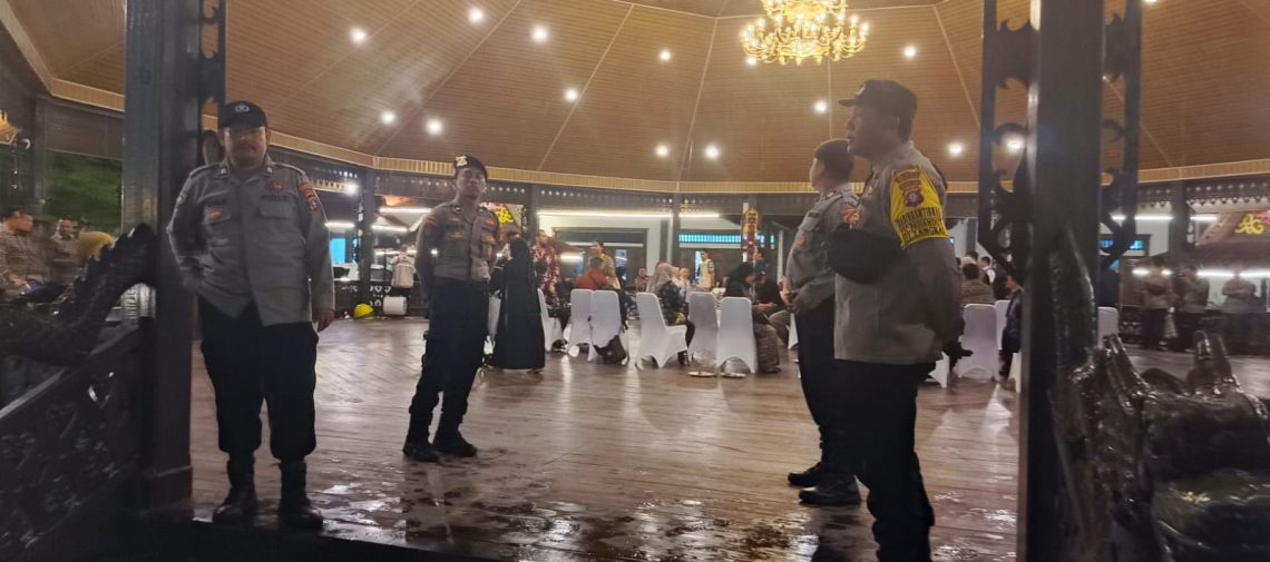 Jajaran Polresta Palangka Raya melaksanakan pengamanan jalannya kegiatan Musyawarah Komisariat Wilayah (Muskomwil) V Asosiasi Pemerintah Kota Seluruh Indonesia (Apeksi) Regional Kalimantan.