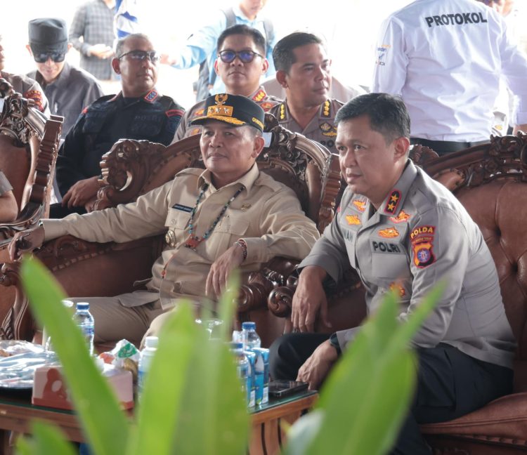 Kapolda Kalimantan Tengah, Irjen Pol Iwan Kurniawan, S.IK., M.Si. bersama Gubernur H. Agustiar Sabran dan sejumlah Forkopimda terpantau tiba di Polres Pulang Pisau dari Palangka Raya.