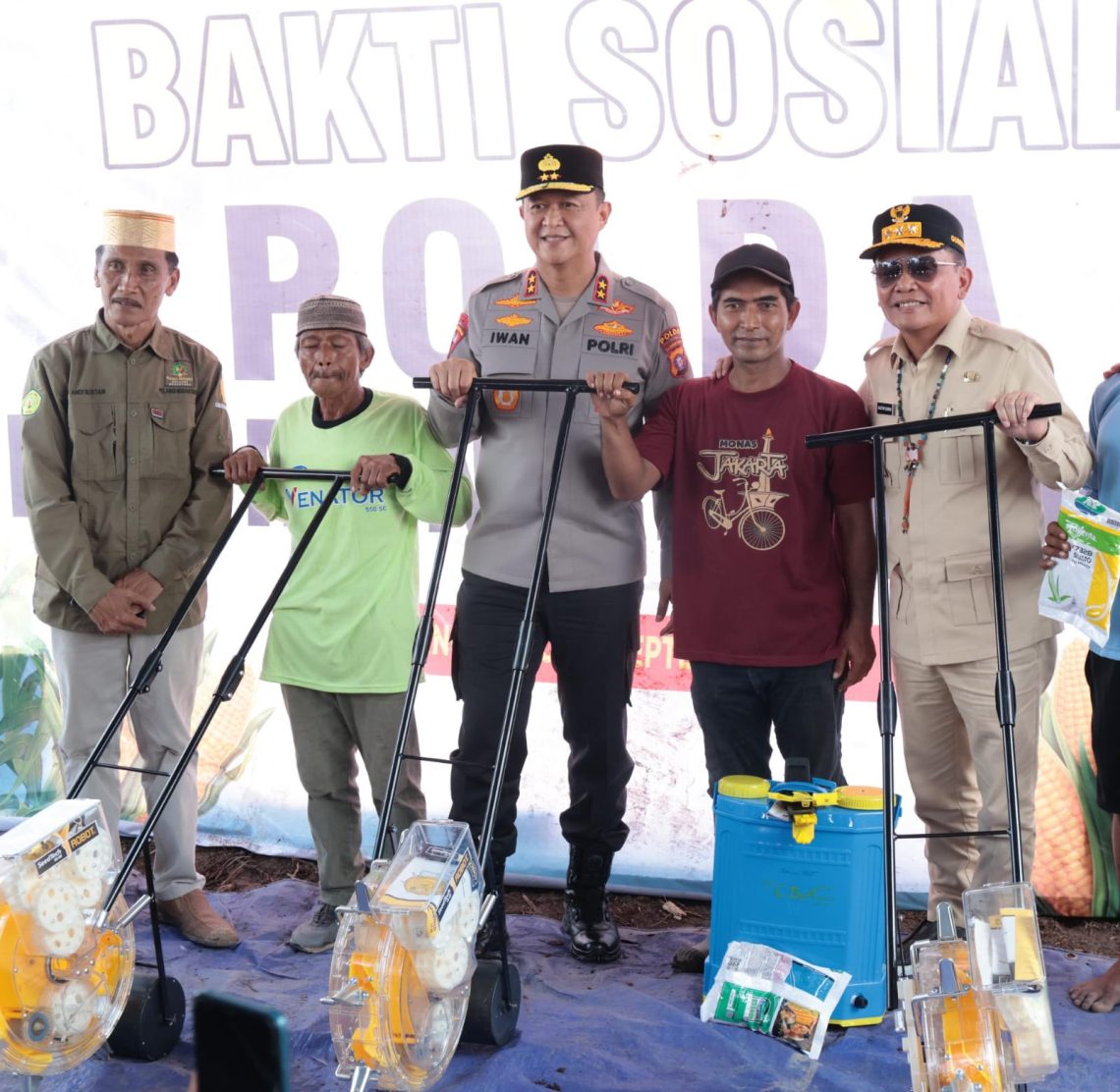 Kapolda Kalimantan Tengah (Kalteng), Irjen Pol Iwan Kurniawan, bersama Gubernur H. Agustiar Sabran, menggelar Bakti Sosial (Baksos) dan menyerahkan bantuan alat dan mesin pertanian (Alsintan). Baksos dan bantuan tersebut diberikan sebagai bentuk dukungan terhadap program ketahanan pangan nasional yang dicanangkan Presiden RI, Prabowo Subianto.