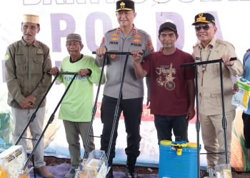 Kapolda Kalimantan Tengah (Kalteng), Irjen Pol Iwan Kurniawan, bersama Gubernur H. Agustiar Sabran, menggelar Bakti Sosial (Baksos) dan menyerahkan bantuan alat dan mesin pertanian (Alsintan). Baksos dan bantuan tersebut diberikan sebagai bentuk dukungan terhadap program ketahanan pangan nasional yang dicanangkan Presiden RI, Prabowo Subianto.