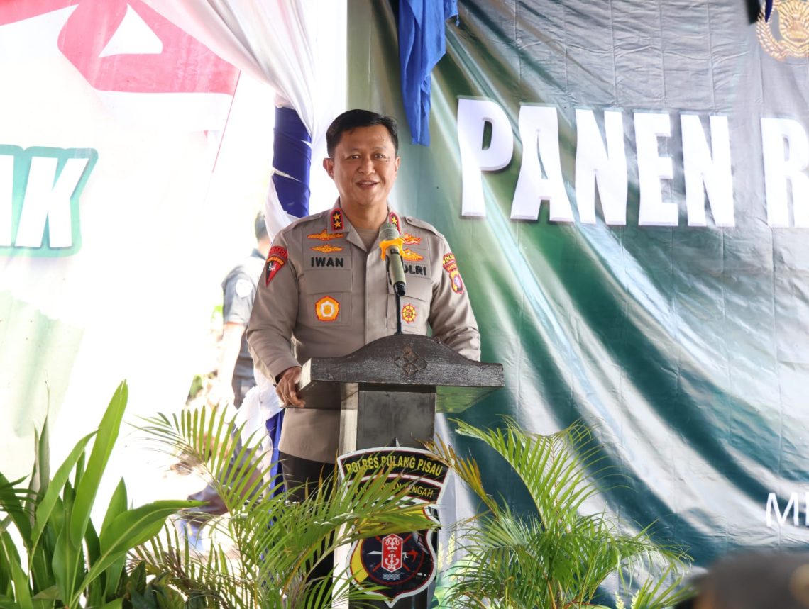 Kapolda Kalteng Irjen Pol Iwan Kurniawan, S.IK., M.Si. usai melaksanakan penyerahan pemenuhan cadangan hasil panen jagung pada panen raya kuartal III, di Desa Anjir, Kec. Kahayan Hilir, Kab. Pulpis, Sabtu (27/9/2025).
