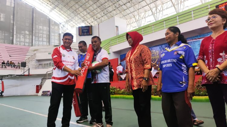 Turnamen Bola Voli Kapolda Kalteng Cup 2025, secara resmi digelar di GOR Serbaguna, Jl. Tjilik Riwut Km.5, Kota Palangka Raya, Minggu (28/9/2025).