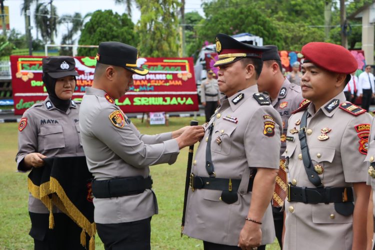 Kapolres Ogan Ilir AKBP Bagus Suryo Wibowo, S.I.K. memimpin upacara serah terima jabatan (sertijab) sejumlah pejabat utama dan Kapolsek jajaran Polres Ogan Ilir, Senin (29/9/2025) pagi, bertempat di halaman Mapolres Ogan Ilir.