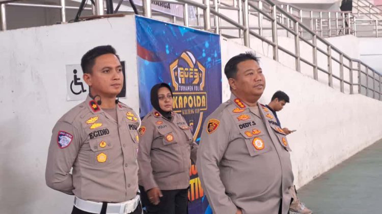 Kapolresta Palangka Raya Kombes Pol Dedy Supriadi, S.I.K., M.H. hadir langsung di Gedung Serbaguna Indoor Jalan Tjilik Riwut Km. 5 Kelurahan Bukit Tunggal, Kecamatan Jekan Raya, untuk memberikan dukungan penuh kepada tim bola voli Polresta Palangka Raya dalam ajang Volleyball Tournament Kapolda Kalteng Cup 2025, Selasa (30/9/2025).