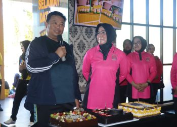 Kapolresta Palangka Raya, Kombes Pol Dedy Supriadi, S.I.K., M.H., mendapatkan surprise ulang tahun ke-48 dari jajaran dan keluarga besar Polresta, Jumat (19/9/2025).