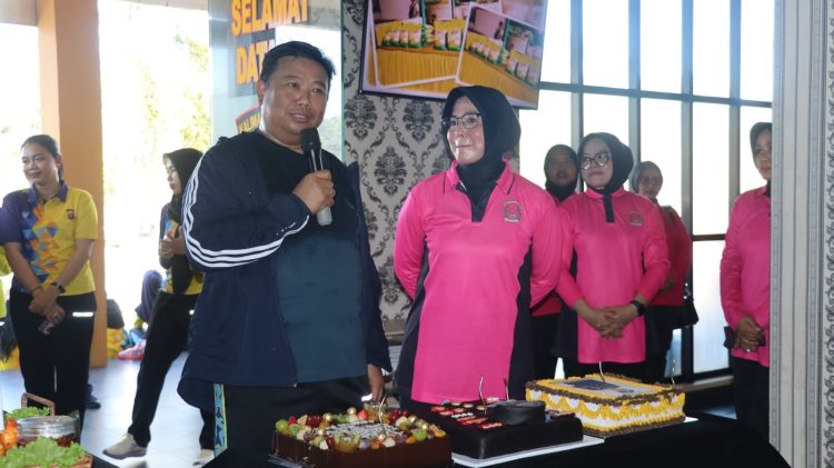 Kapolresta Palangka Raya, Kombes Pol Dedy Supriadi, S.I.K., M.H., mendapatkan surprise ulang tahun ke-48 dari jajaran dan keluarga besar Polresta, Jumat (19/9/2025).