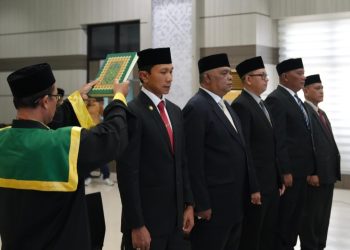Prosesi pelantikan yang berlangsung di Aula Pulau Weh, Kantor Wali Kota Sabang, turut dihadiri Wakil Wali Kota Sabang, Suradji Junus, Sekretaris Daerah Kota Sabang Andri Nourman, para Staf Ahli Wali Kota, para Asisten, Kepala OPD, serta Kepala Bagian di lingkungan Setda Kota Sabang.
