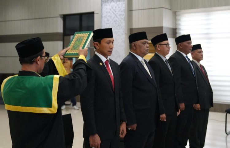 Prosesi pelantikan yang berlangsung di Aula Pulau Weh, Kantor Wali Kota Sabang, turut dihadiri Wakil Wali Kota Sabang, Suradji Junus, Sekretaris Daerah Kota Sabang Andri Nourman, para Staf Ahli Wali Kota, para Asisten, Kepala OPD, serta Kepala Bagian di lingkungan Setda Kota Sabang.