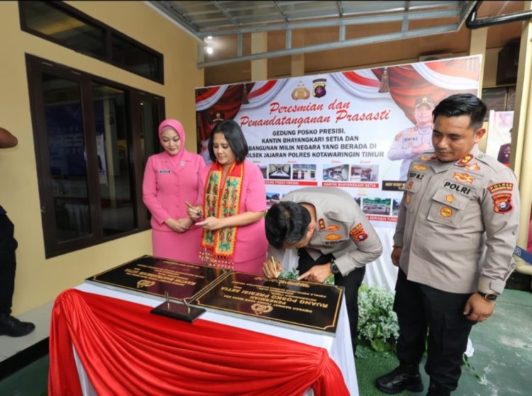 Usai melakukan kunker ke Polres Katingan. Kali ini Kapolda Kalteng yang didampingi Ketua Bhayangkari Daerah Kalteng Ny. Maya Iwan Kurniawan, berkesempatan mengunjungi Mapolres Kotim. Kamis (18/9/2025) malam.