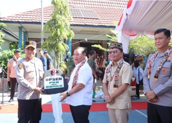 Kapolda Kalimantan Tengah (Kalteng), Irjen Pol Iwan Kurniawan, S.IK., M.Si. mendampingi Gubernur Kalimantan Tengah, H. Agustiar Sabran, dalam kunjungan kerja ke SMAN 1 Sampit. Jumat (19/9/2025).