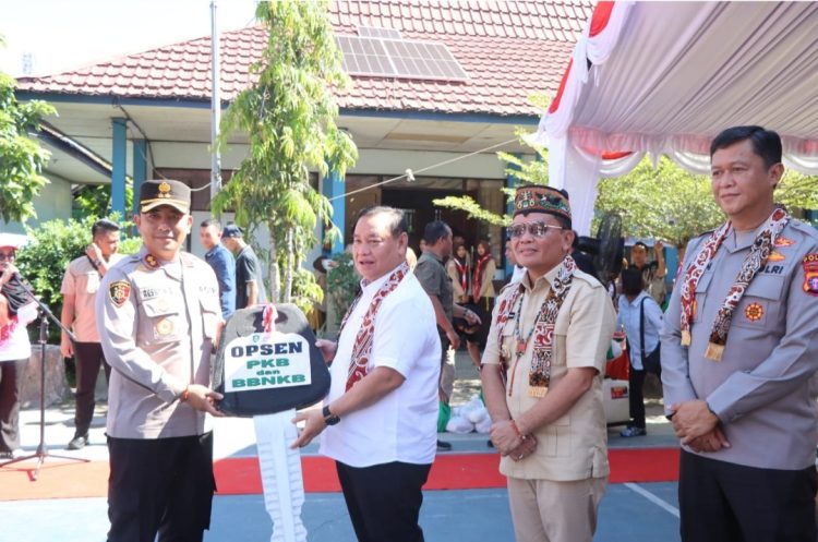 Kapolda Kalimantan Tengah (Kalteng), Irjen Pol Iwan Kurniawan, S.IK., M.Si. mendampingi Gubernur Kalimantan Tengah, H. Agustiar Sabran, dalam kunjungan kerja ke SMAN 1 Sampit. Jumat (19/9/2025).