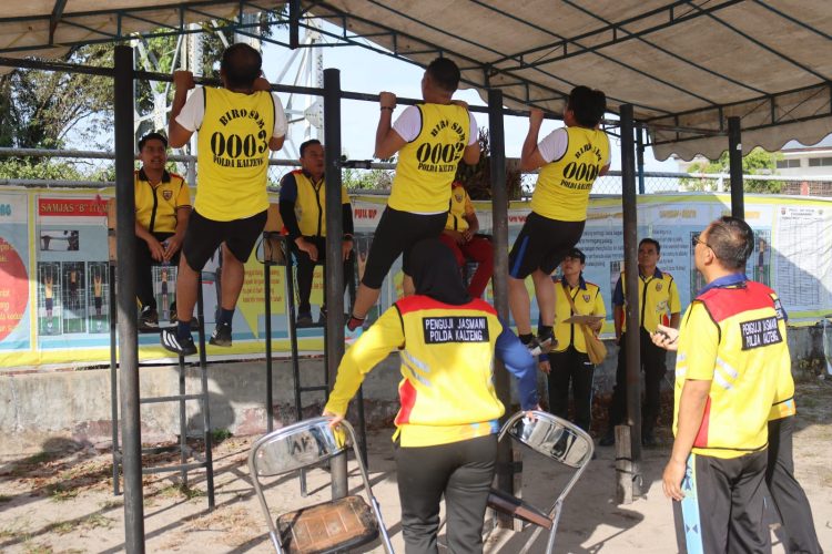 90 Bintara Tinggi Polri mengikuti tes kesamaptaan jasmani (kesjas) Pendidikan Alih Golongan (PAG), yang digelar Polda Kalimantan Tengah di Stadion Sanaman Mantikei, Jl. A. Yani, Kota Palangka Raya, Selasa (30/9/25) pagi.