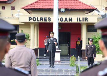 Upacara dipimpin langsung oleh Kapolres Ogan Ilir AKBP Bagus Suryo Wibowo, S.I.K., serta diikuti oleh Wakapolres Ogan Ilir Kompol Helmi Ardiansyah, para Pejabat Utama Polres Ogan Ilir, para Kapolsek jajaran, seluruh personel Polres Ogan Ilir, dan ASN.