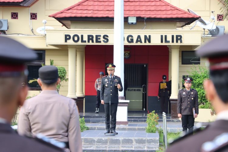 Upacara dipimpin langsung oleh Kapolres Ogan Ilir AKBP Bagus Suryo Wibowo, S.I.K., serta diikuti oleh Wakapolres Ogan Ilir Kompol Helmi Ardiansyah, para Pejabat Utama Polres Ogan Ilir, para Kapolsek jajaran, seluruh personel Polres Ogan Ilir, dan ASN.