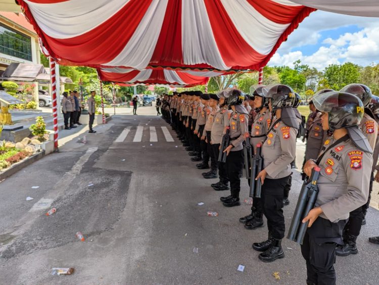 Apel dipimpin oleh Kabag Ops Polresta Palangka Raya Kompol Permadi, yang diikuti oleh seluruh personel gabungan fungsi dan BKO Ditsamapta Polda Kalteng yang terlibat dalam pengamanan aksi unjuk rasa tersebut.