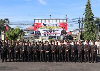 Upacara dipimpin langsung oleh Kapolresta Palangka Raya, Kombes Pol Dedy Supriadi, S.I.K., M.H., melalui Wakapolresta AKBP Moch. Isharyadi Fitriawan, S.I.K., M.M., dengan diikuti oleh pejabat utama, personel staf, serta jajaran Polsek.