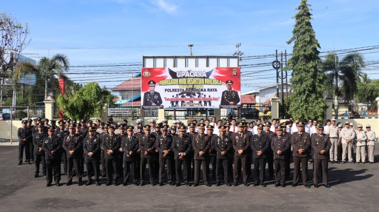 Upacara dipimpin langsung oleh Kapolresta Palangka Raya, Kombes Pol Dedy Supriadi, S.I.K., M.H., melalui Wakapolresta AKBP Moch. Isharyadi Fitriawan, S.I.K., M.M., dengan diikuti oleh pejabat utama, personel staf, serta jajaran Polsek.