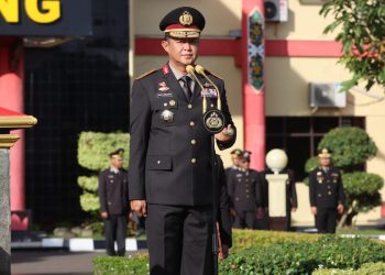 Bertindak sebagai Inspektur upacara (Irup) Kapolda Kalteng Irjen Pol Iwan Kurniawan, S.IK., M.Si. dan diikuti Wakapolda Brigjen Pol Dr. Rakhmad Setyadi, pejabat utama dan personel Polri maupun ASN Polda Kalteng.