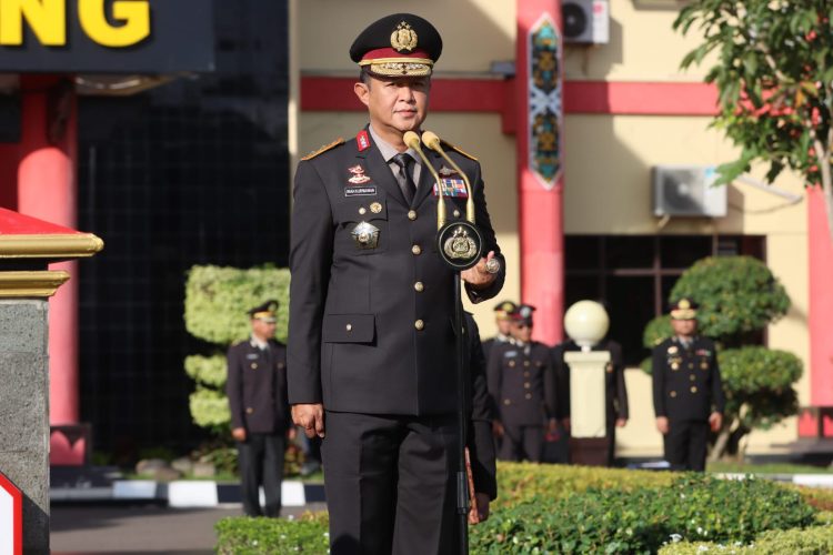 Bertindak sebagai Inspektur upacara (Irup) Kapolda Kalteng Irjen Pol Iwan Kurniawan, S.IK., M.Si. dan diikuti Wakapolda Brigjen Pol Dr. Rakhmad Setyadi, pejabat utama dan personel Polri maupun ASN Polda Kalteng.