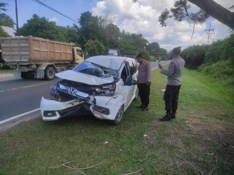 Anggota piket SPKT II Polsek Bukit Batu yang dipimpin Aiptu Poniman bersama Bripka Arif S. dan Brigadir Budi J. segera mendatangi lokasi kejadian untuk melakukan penanganan awal.