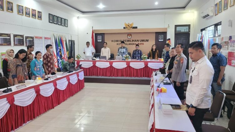 Polresta Palangka Raya melalui Kabagops yang diwakili oleh Kasubbag Binops, Iptu Slamet, menghadiri rapat pleno terbuka rekapitulasi dan penetapan daftar pemilih berkelanjutan hasil pemutakhiran data pemilih triwulan III tahun 2025, Kamis (2/10/2025).
