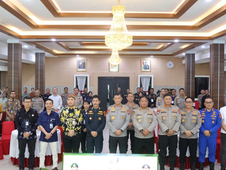 Kapolda Kalimantan Tengah Irjen Pol Iwan Kurniawan, S.IK., M.Si. , secara langsung membuka kegiatan rapat kerja teknis (Rakernis) fungsi Kedokteran dan Kesehatan (Dokkes) Tahun Anggaran 2025 bertempat di Aula Arya Dharma, Mapolda setempat, Kamis (2/10/25).