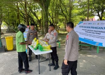Personel Ditbinmas Polda Kalteng menjual beras SPHP untuk masyarakat dengan harga Rp 60 ribu per 5 Kg di pertigaan traffic light Jalan Yos Sudarso-Jalan MH. Thamrin Kota Palangka Raya, Kamis (2/10/2025) siang.