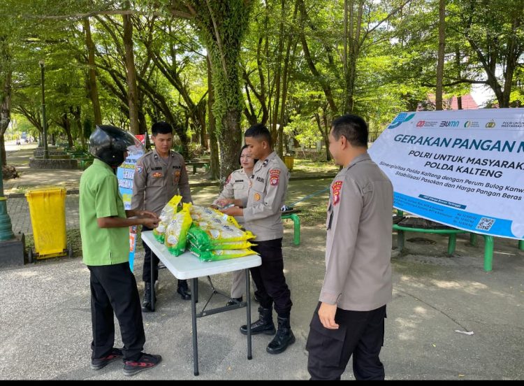 Personel Ditbinmas Polda Kalteng menjual beras SPHP untuk masyarakat dengan harga Rp 60 ribu per 5 Kg di pertigaan traffic light Jalan Yos Sudarso-Jalan MH. Thamrin Kota Palangka Raya, Kamis (2/10/2025) siang.