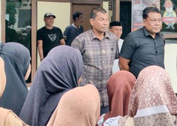 Puluhan warga Desa Blang Teungoh dan Simpang Peut menggelar aksi demonstrasi di depan Mapolsek Kuala, Kamis (2/10/2025). ‎‎