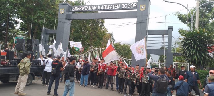 Aksi unjuk rasa yang dilakukan oleh NGO bersatu Kabupaten Bogor mengagetkan seluruh Forkompinda dan DPRD Bogor. Aksi damai tersebut dilakukan pada kamis 02/10/2025 mendapat perhatian dari masyarakat Kabupaten Bogor.