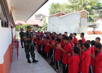 anggota Kodim 1016/Palangka Raya Lettu Inf Hairullah dan Serka Enggar memberikan materi wawasan Kebangsaan kepada para siswa - siswi Sekolah Rakyat (SR) Palangka Raya jalan Iskandar Palangka Raya jum, at (3/10/2025).