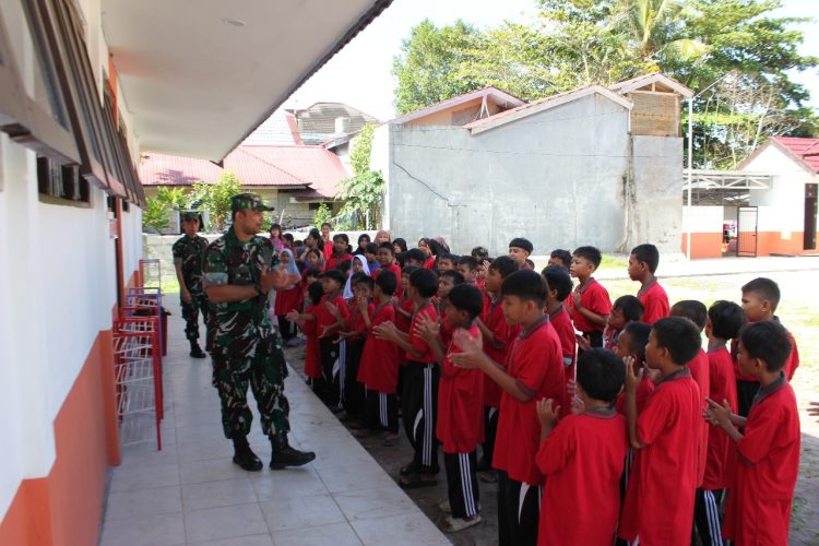 anggota Kodim 1016/Palangka Raya Lettu Inf Hairullah dan Serka Enggar memberikan materi wawasan Kebangsaan kepada para siswa - siswi Sekolah Rakyat (SR) Palangka Raya jalan Iskandar Palangka Raya jum, at (3/10/2025).