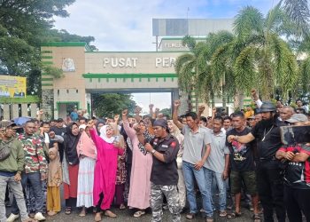 Ratusan masyarakat penambang emas di Nagan Raya sambut kehadiran tim satuan tugas khusus (Satgassus) penertiban tambang bentuk Gubernur Aceh, Sabtu, (04/10/2025) di gerbang menuju kompleks perkantoran Suka Makmue, Gampong Lueng Baro, Suka Makmue Nagan Raya.